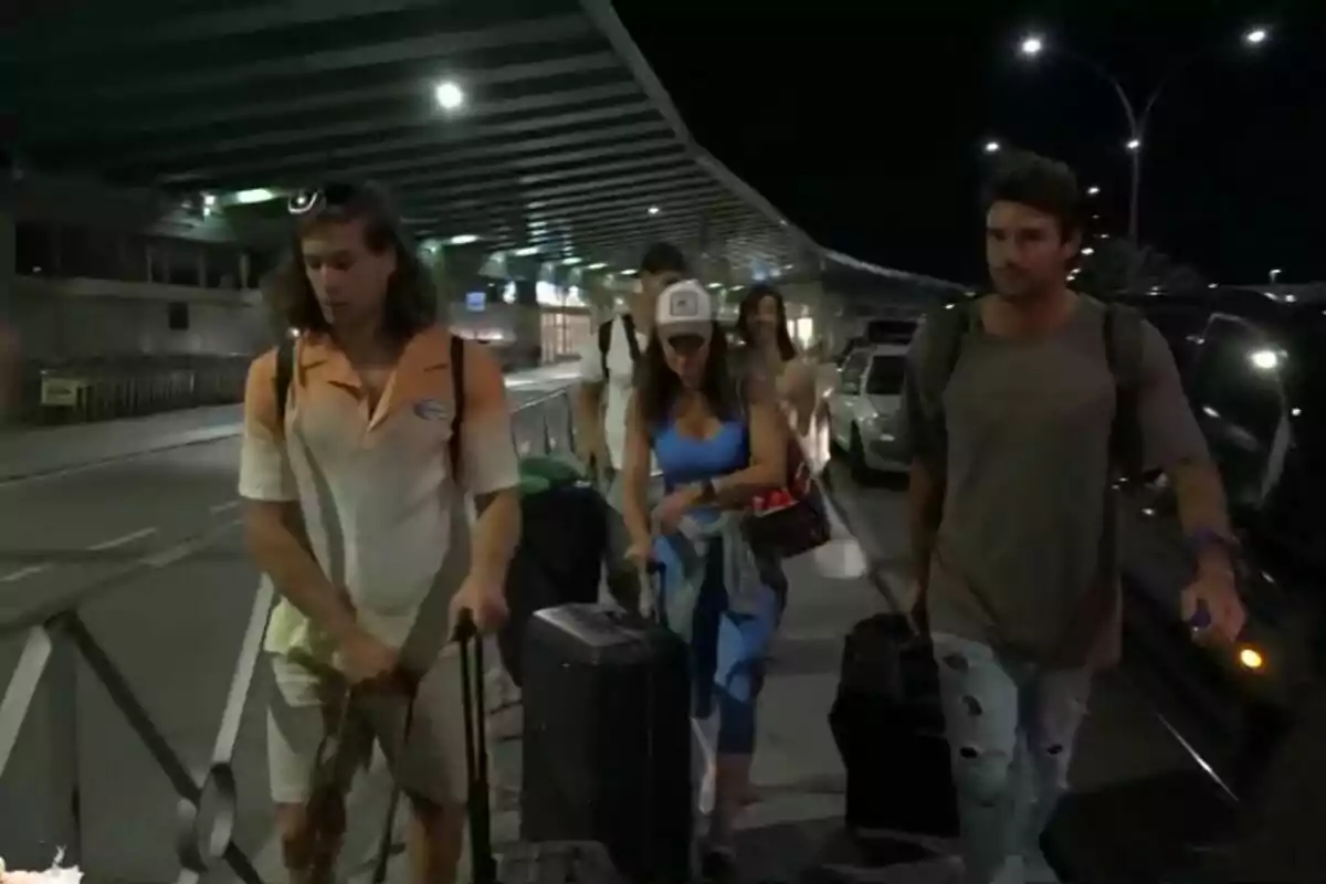 Captura de Abraham García, Logan Sampedro, Olga Moreno, Adara Molinero y Alejandro Nieto en el aeropuerto antes de viajar a Supervivientes