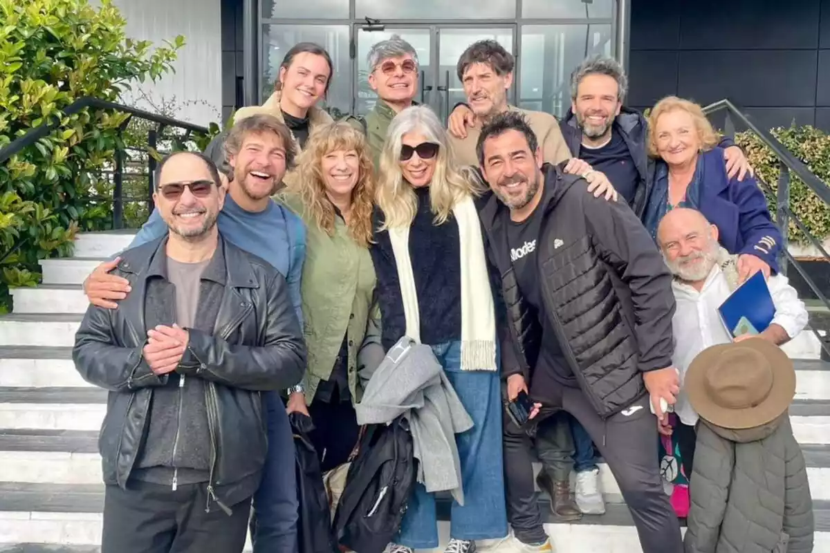Post de Jordi Sánchez en Instagram junto a los actores de 'La que se avecina' en unas escalera sonriendo el 3 de abril de 2024