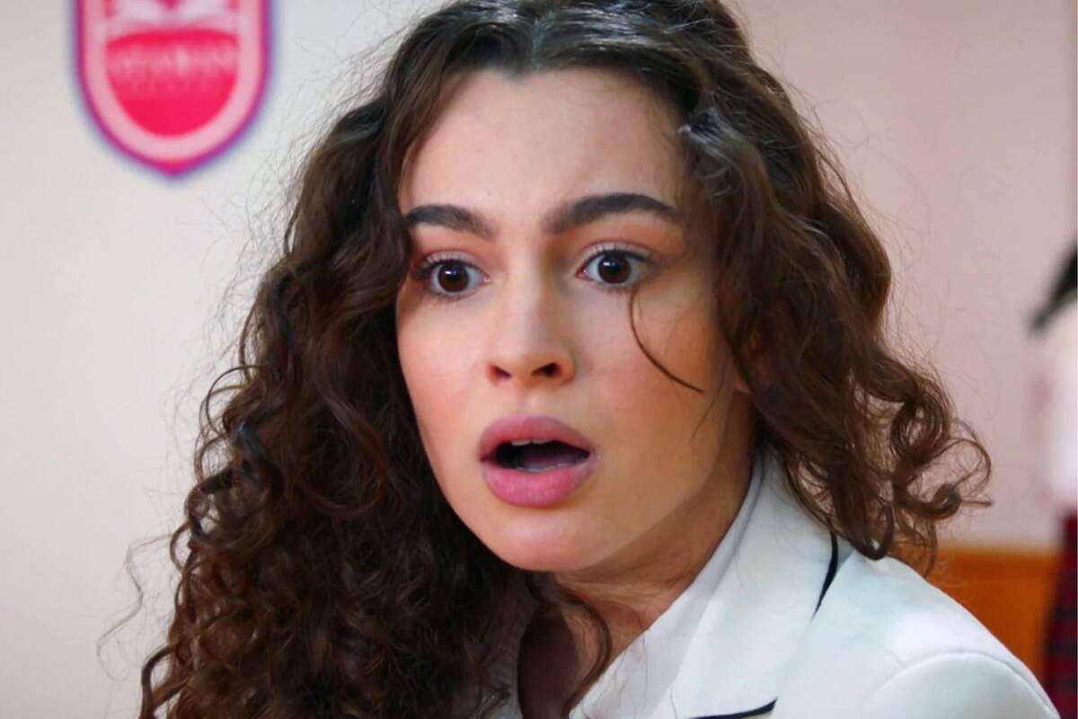 Captura de Asiye con cara de sorpresa en la serie turca Hermanos