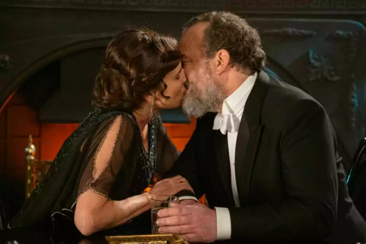 Captura del beso entre María Antonia y Alonso en La Promesa