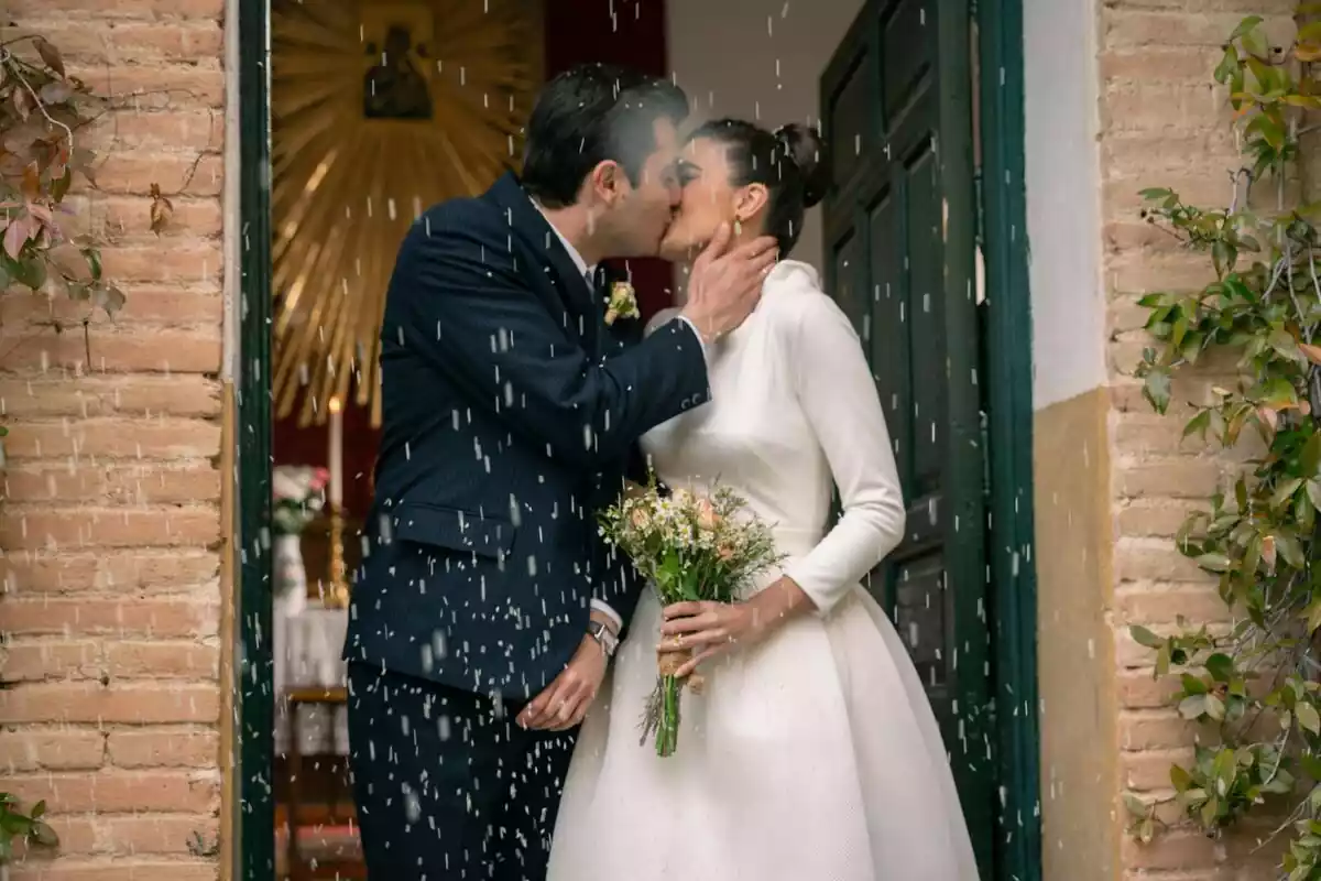 Fotografía de Candela Cruz y José Milán besándose en su boda en Sueños de Libertad