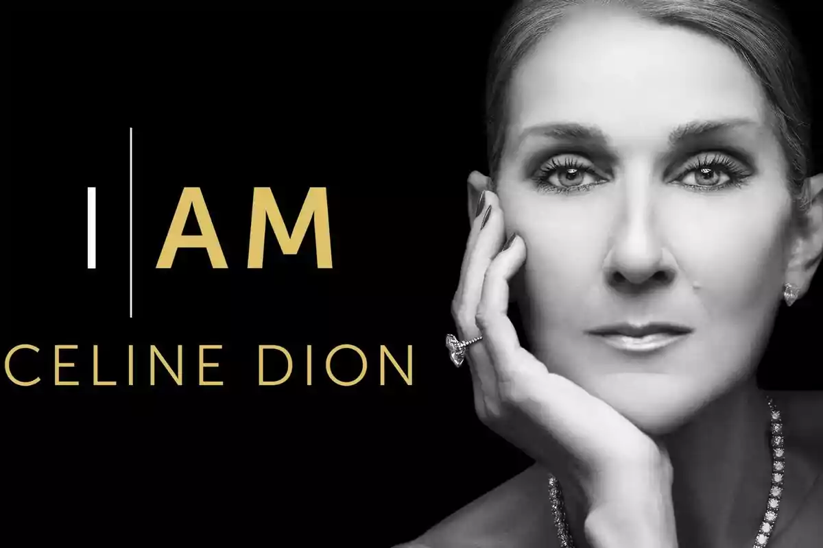 Retrato en blanco y negro de una mujer con la mano en la cara y el texto "I AM CELINE DION" en letras doradas.