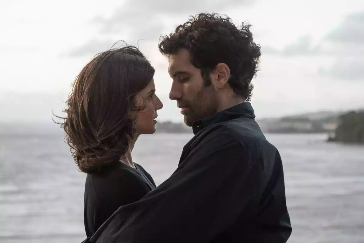 Fotografía de Clara Lago y Tamar Novas cerca de besarse en Clanes de Netflix
