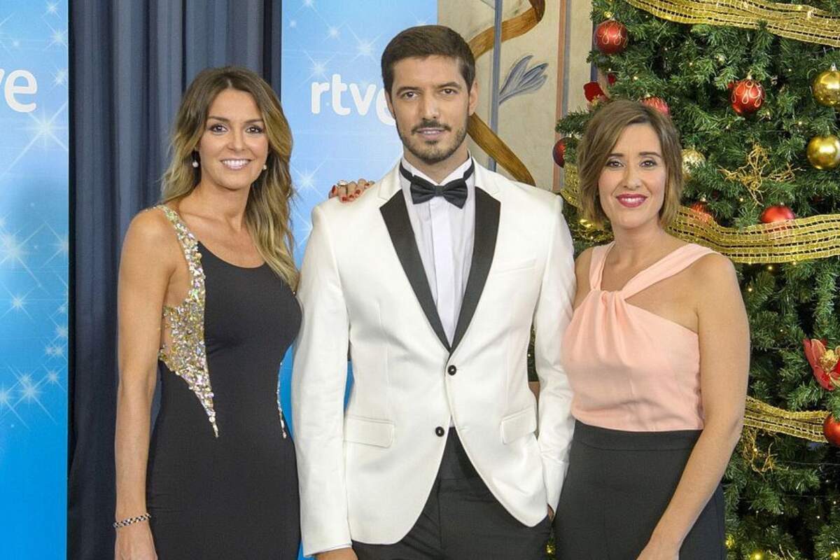 Fotografía de Sandra Daviú, Blanca Benlloch y Diego Burbano como presentadores de la lotería de rtve