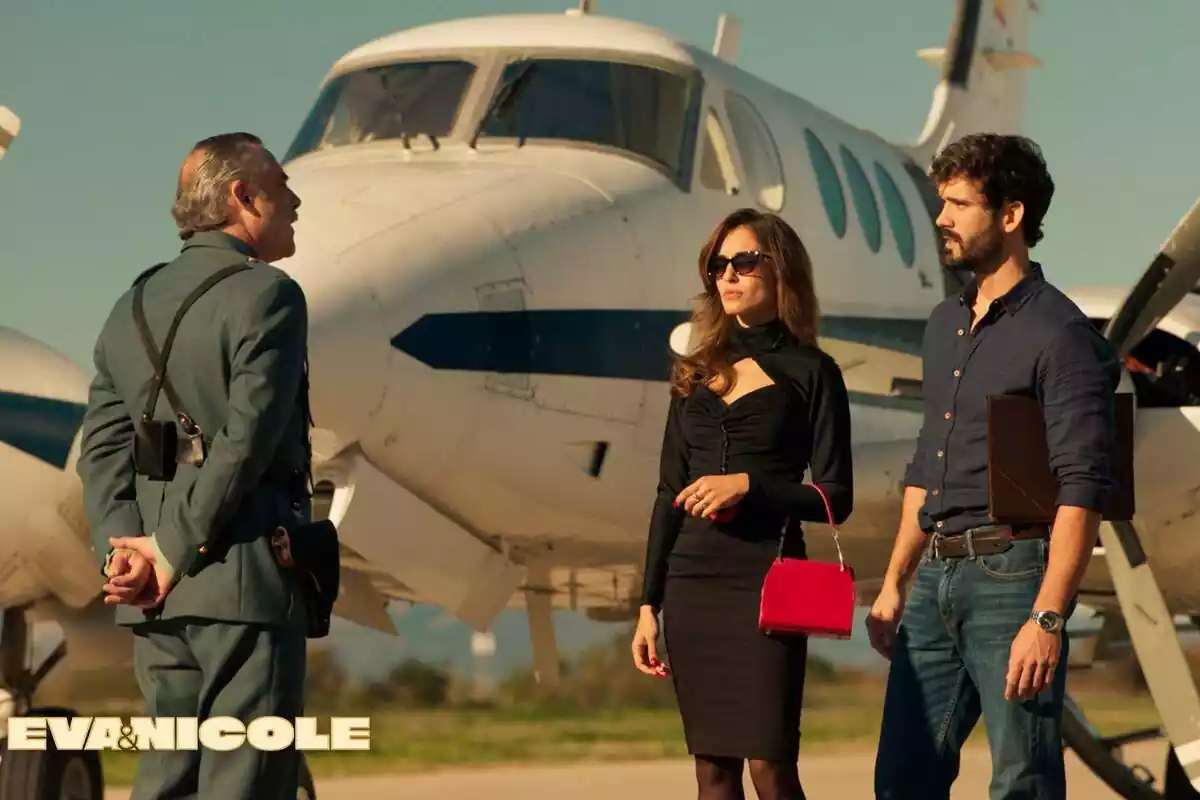 Fotografía de Hiba Abouk junto a Oliver Ruano delante de un avión en Eva & Nicole de Antena 3