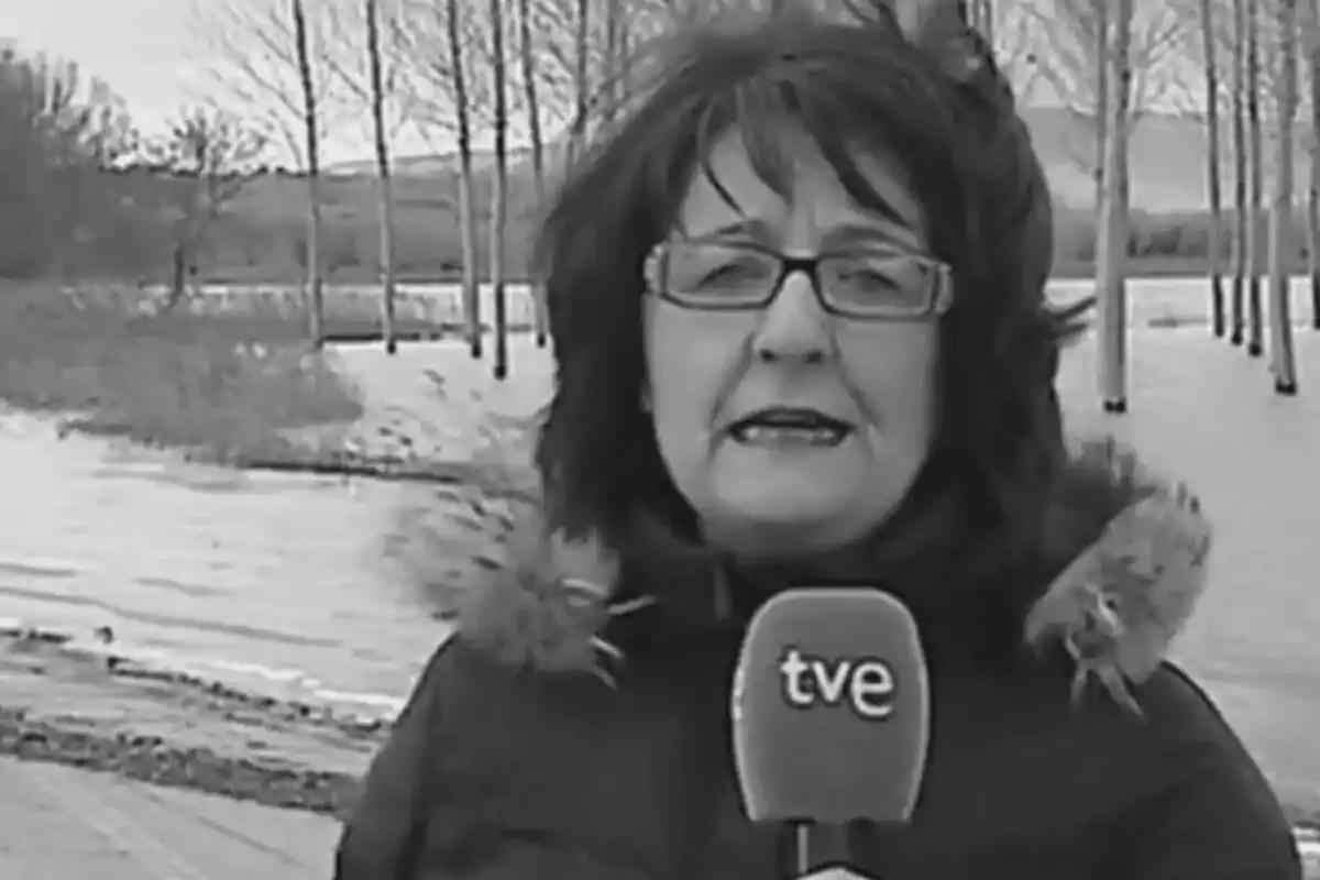 Fotografía de Helena Suescun en blanco y negro como reportera con el micrófono de TVE