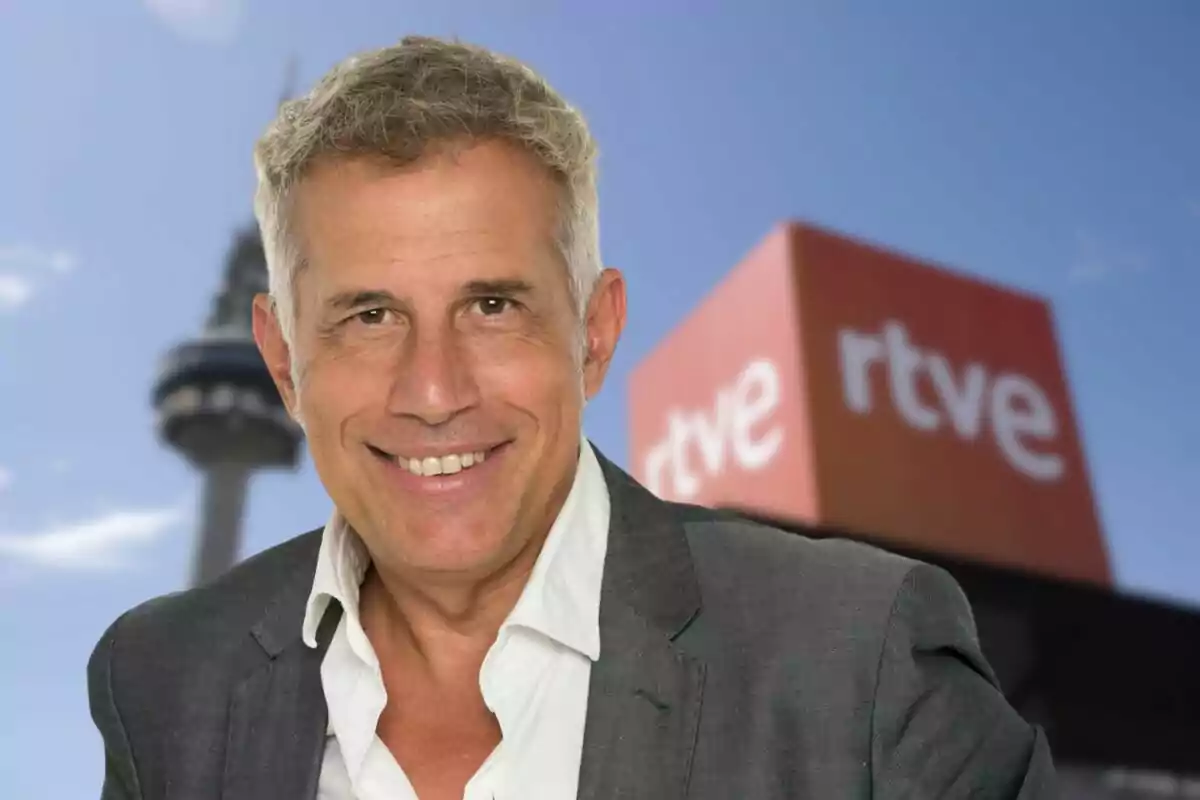 Montaje de Ignacio Elguero sonriendo con el logo de RTVE de fondo