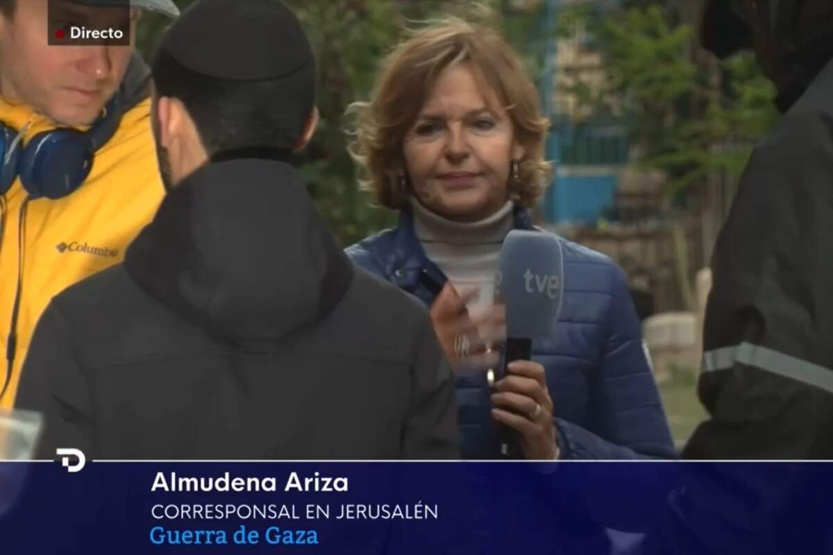 Captura de Almudena Ariza siendo interrumpida en el directo del Telediario en Jerusalem