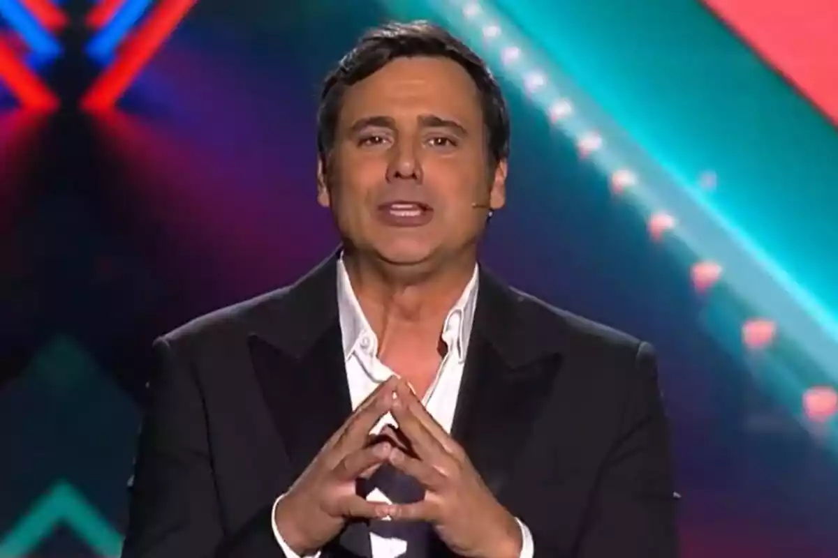 Captura de Ion Aramendi como presentador de los directos de Factor X en Telecinco