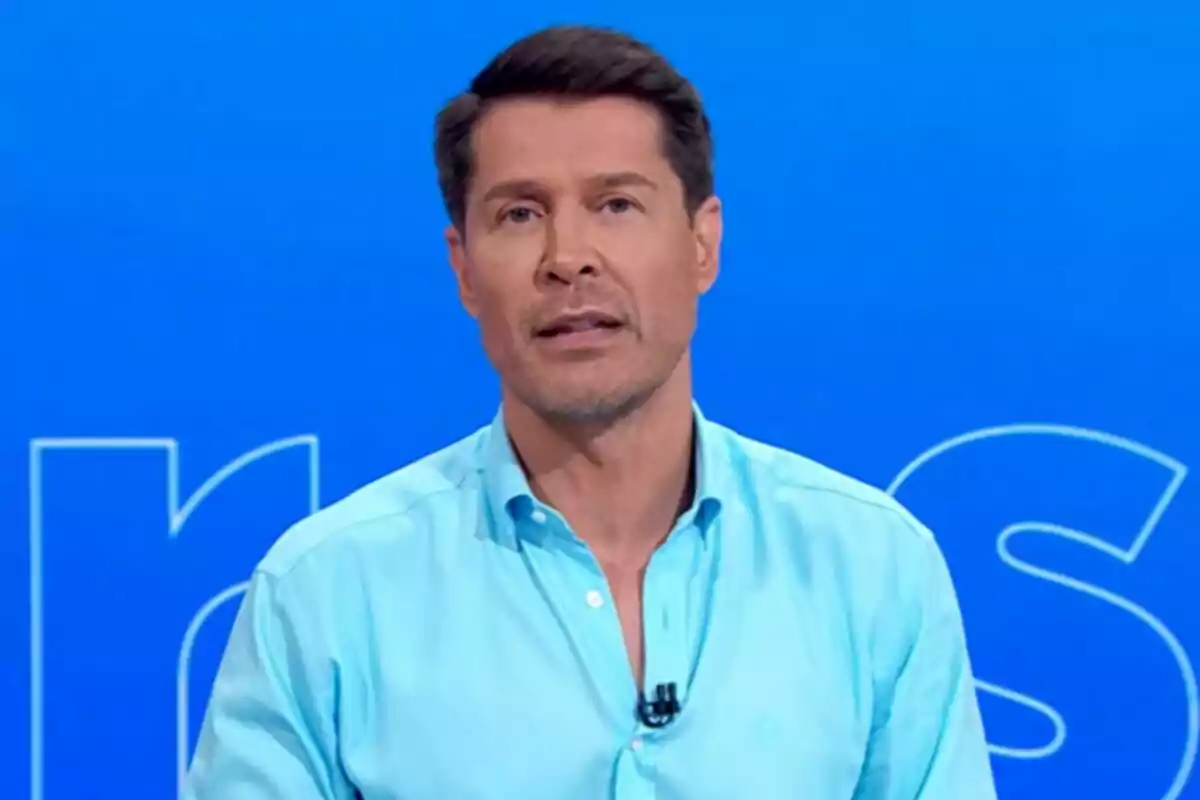 Captura de Jaime Cantizano con camisa azul claro despidiéndose de Mañaneros de La 1