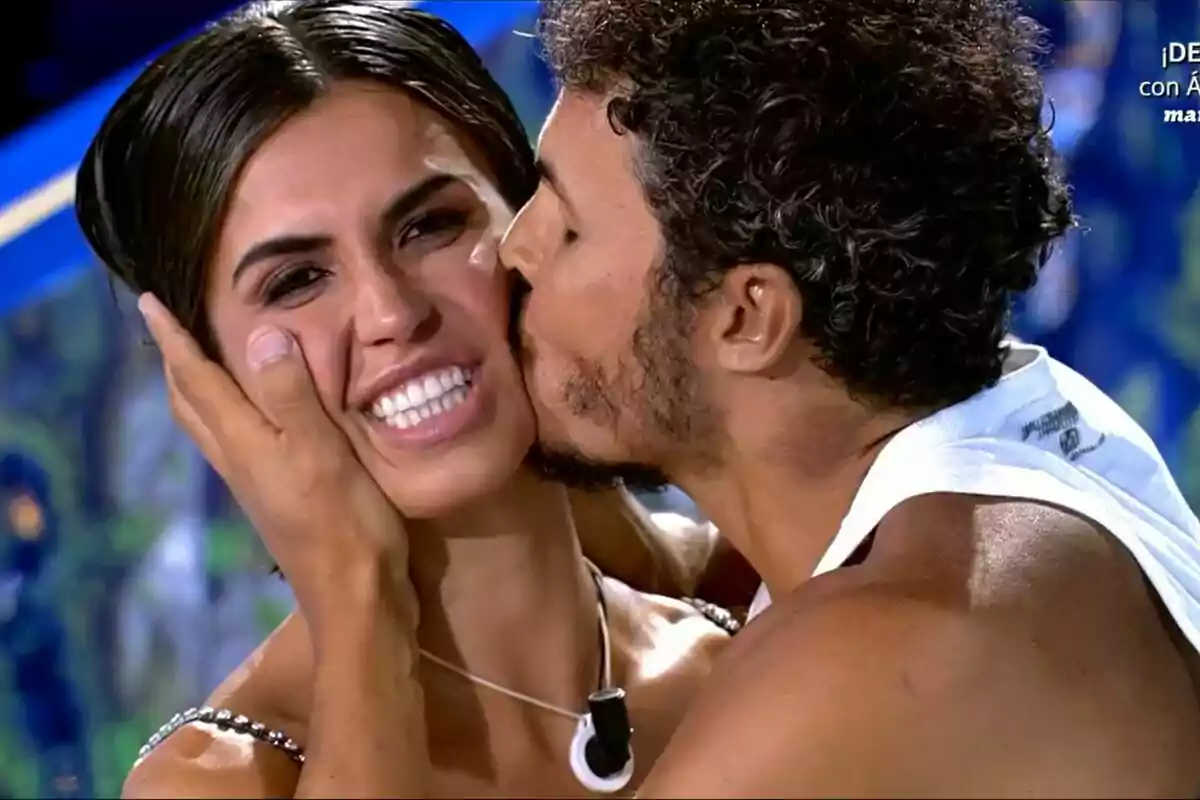 Captura de un beso de Kiko Jiménez a Sofía Suescun en el plató de Supervivientes