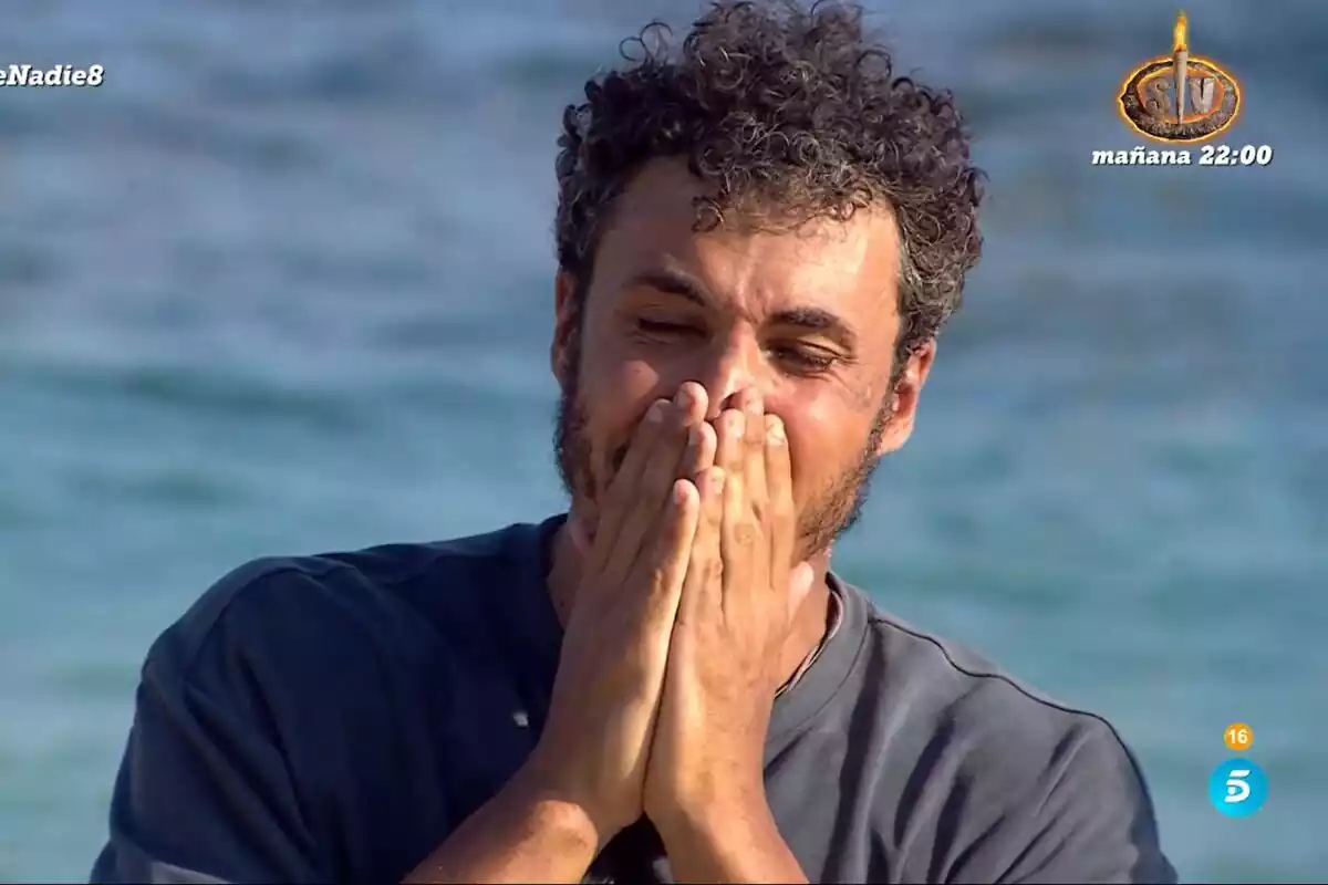 Captura de Kiko Jiménez llorando en la playa de Supervivientes