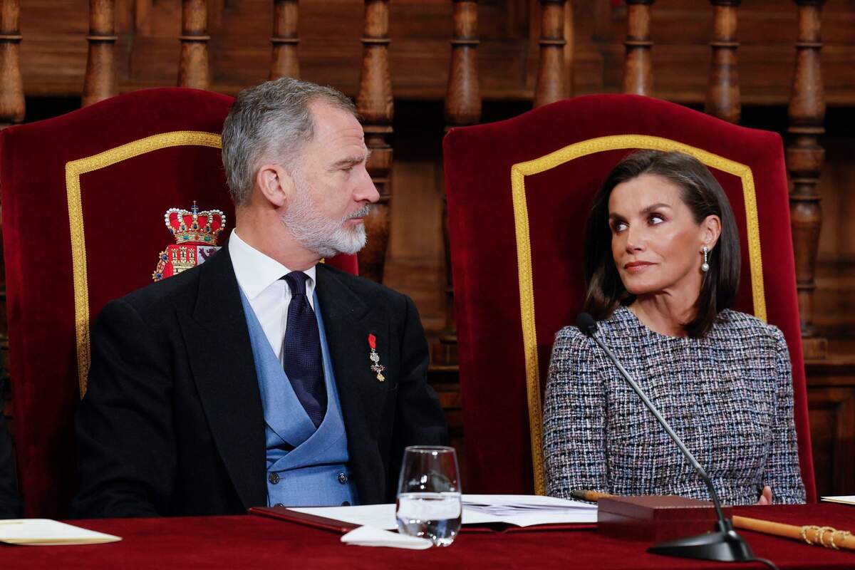 La reina Letizia y Felipe Vi comparten una tensa mirada en los Premios Cervantes