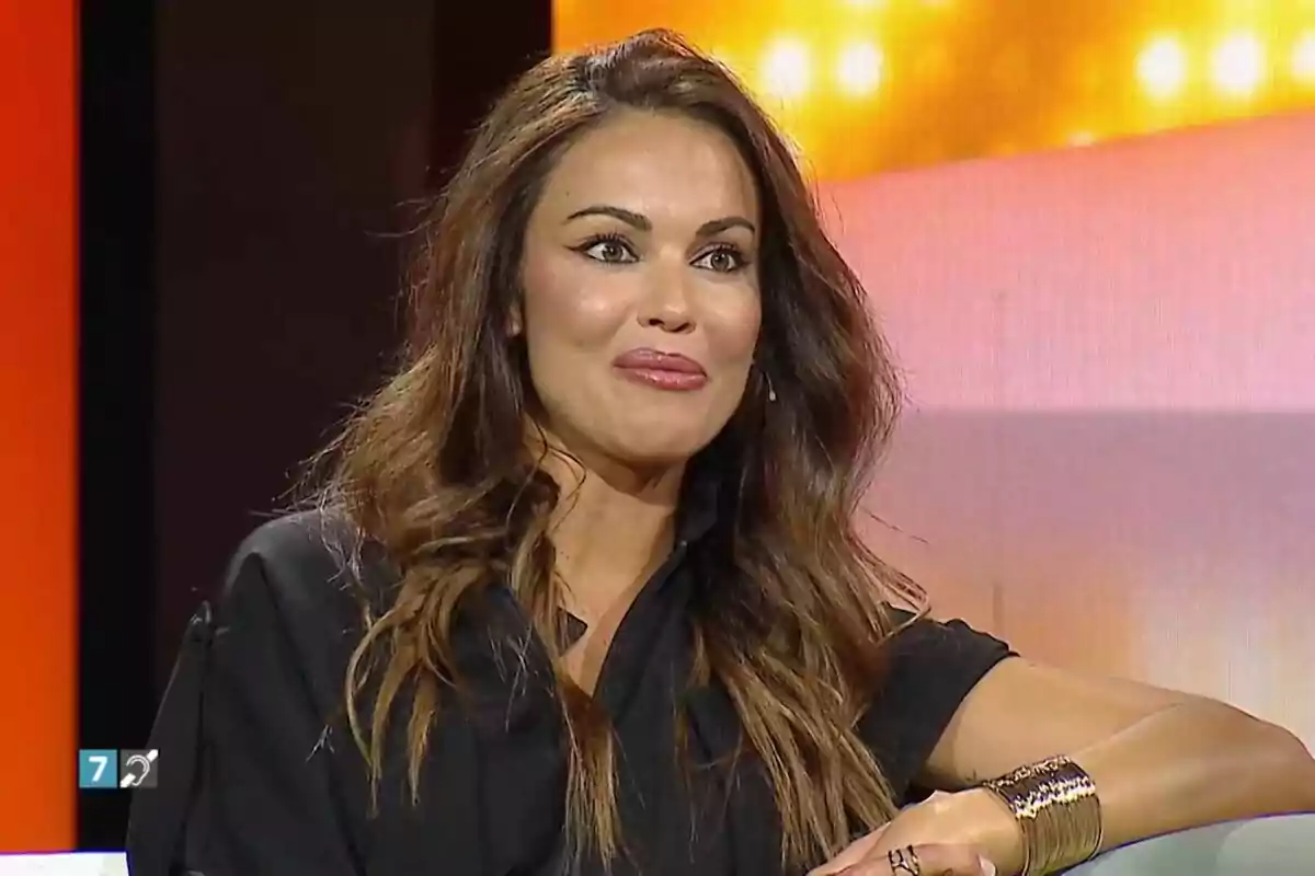 Captura de Lara Álvarez vestida de negro como invitada de El Show de Bertín en Canal Sur