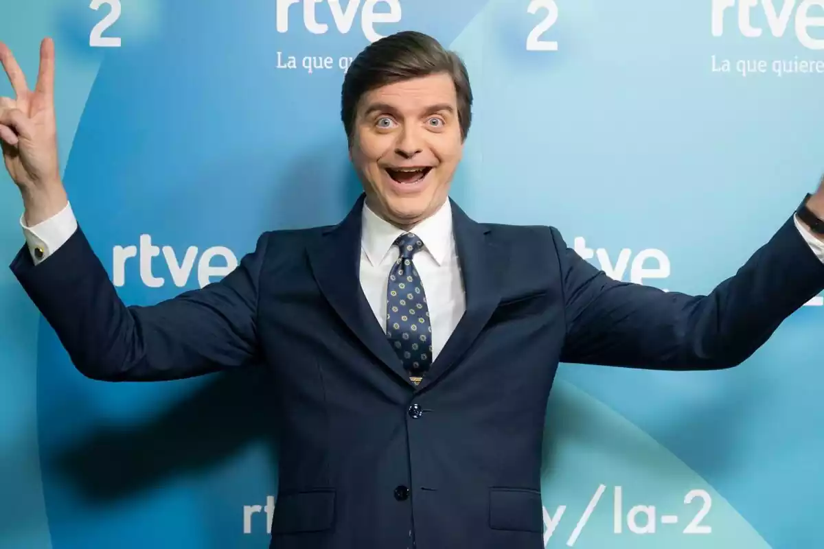 Fotografía de Marc Giró como presentador de Late Xou sonriendo con los brazos levantados en la presentación de La 2