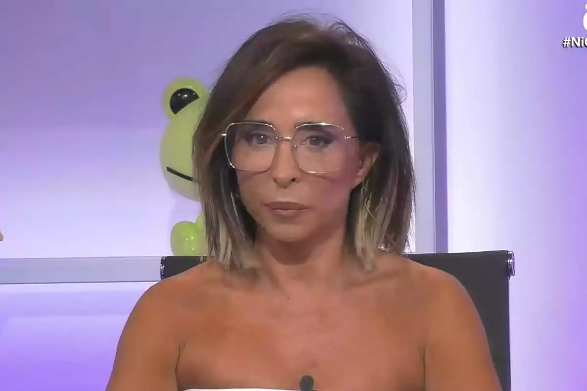 Captura de María Patiño como presentadora de Ni que fuéramos