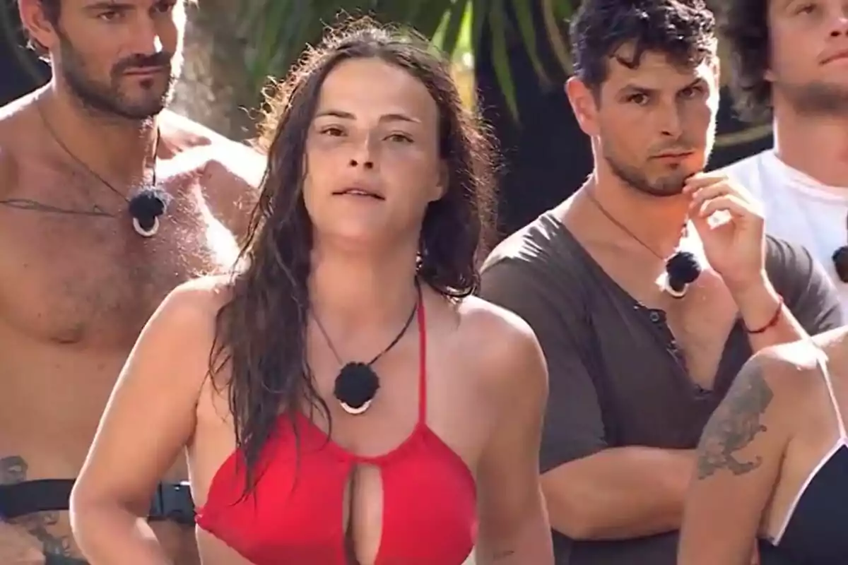 Captura de Marta Peñate enfadada en la isla de Supervivientes con Alejandro Nieto y Logan Sampedro detrás
