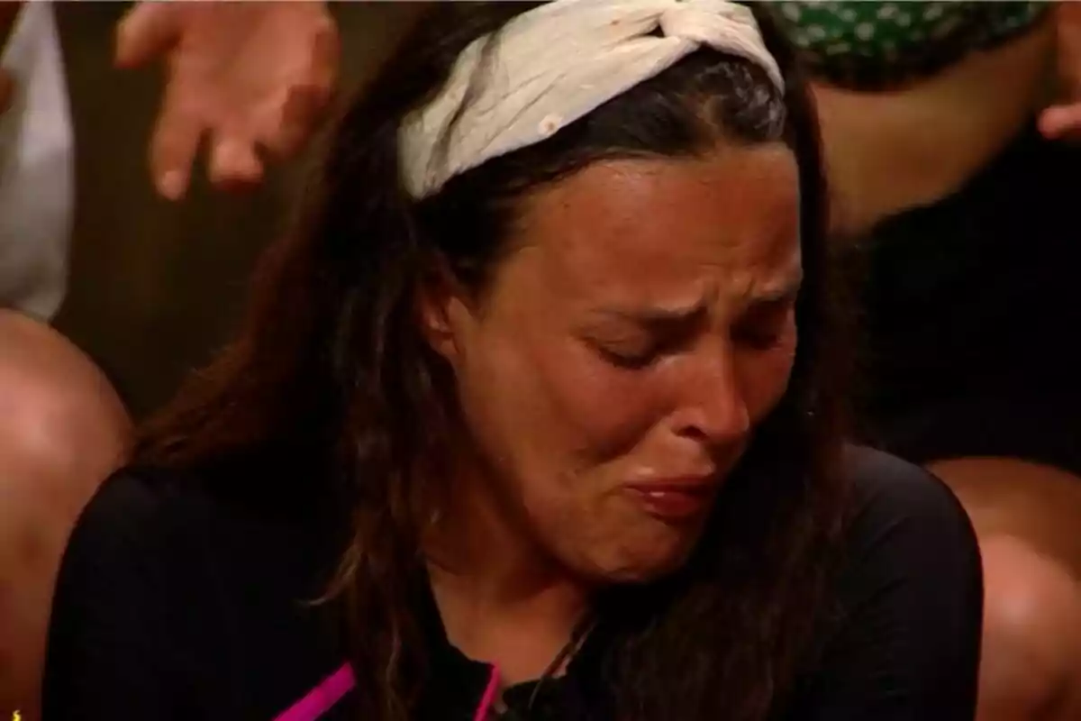 Captura de Marta Peñate llorando en la palapa de Supervivientes