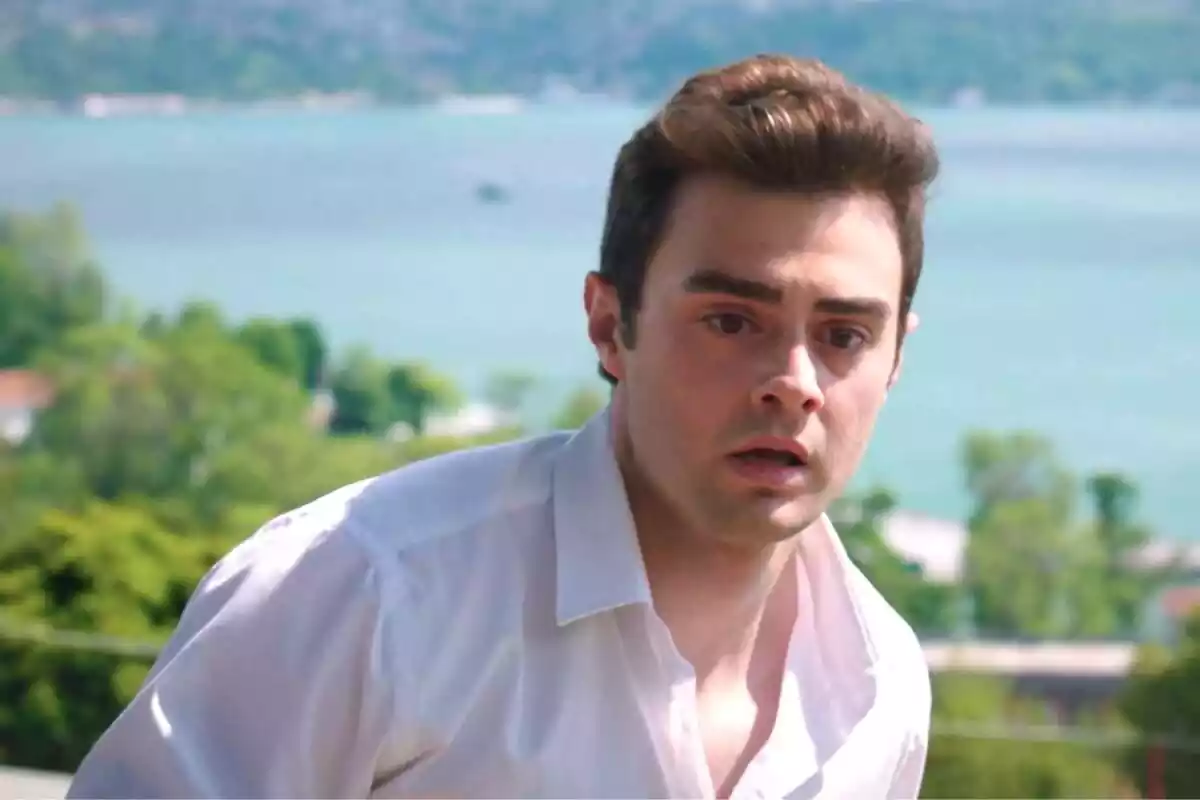 Captura de Ömer con cara de susto y una camisa blanca en Hermanos de Antena 3
