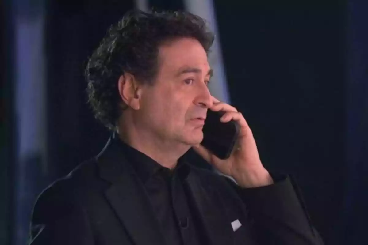 Captura de Pepe Rodríguez llamando por teléfono en el estreno de MasterChef