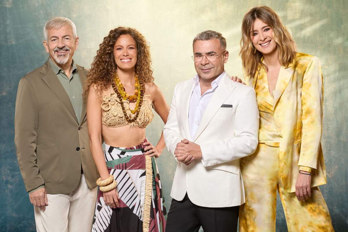 Posado de los presentadores de Supervivientes 2024: Jorge Javier Vázquez, Sandra Barneda, Laura Madrueño y Carlos Sobera