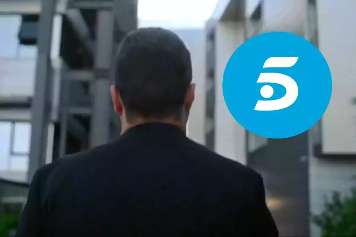 Captura de Carlos Latre de espaldas llegando a Mediaset con el logotipo de Telecinco en la esquina superior derecha.