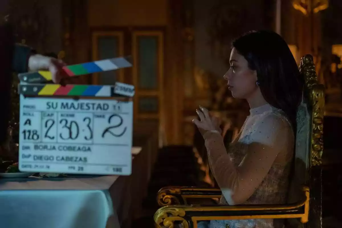 Fotografía de Anna Castillo sentada durante el rodaje de la serie Su Majestad de Prime Video