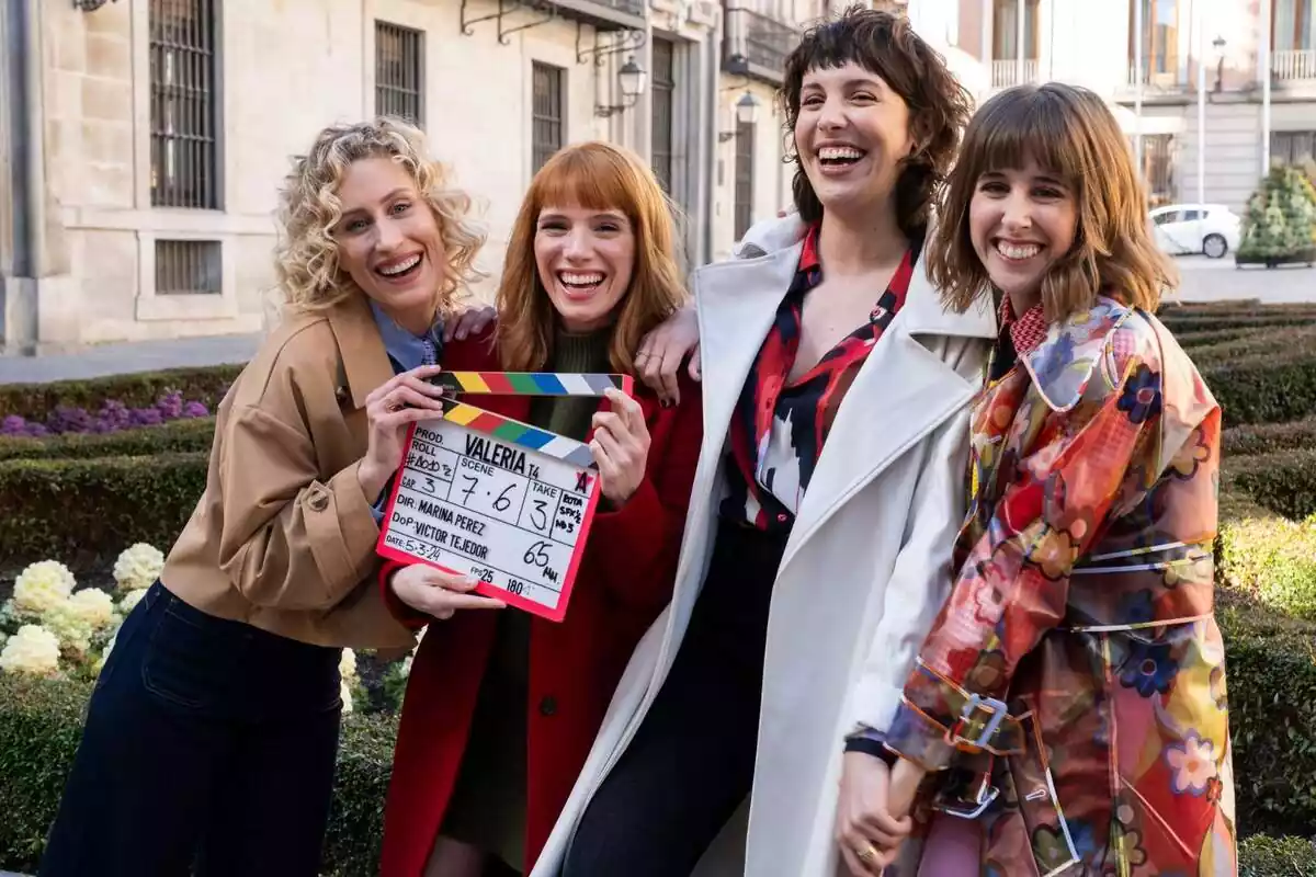 Fotografía de Diana Gómez, Paula Malia, Silma López y Teresa Riott en el rodaje de Valeria de Netflix