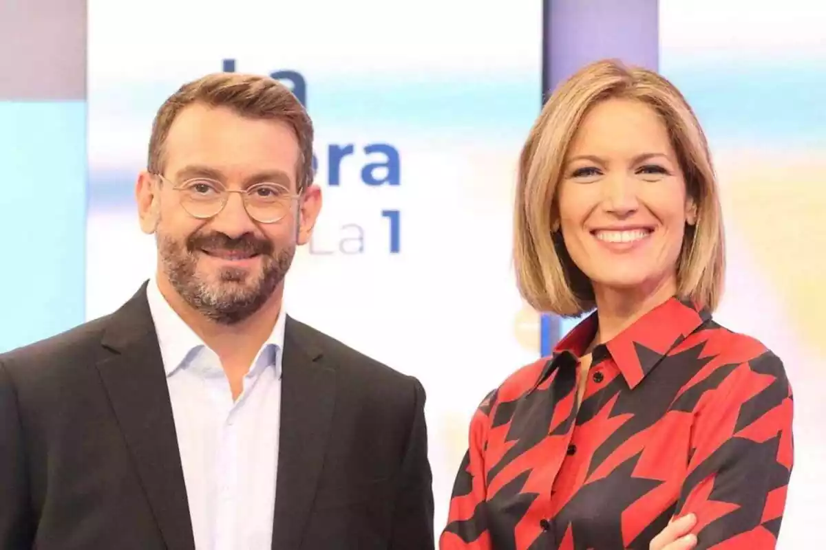 Silvia Intxaurrondo y Marc Sala, presentadores de La Hora de La 1
