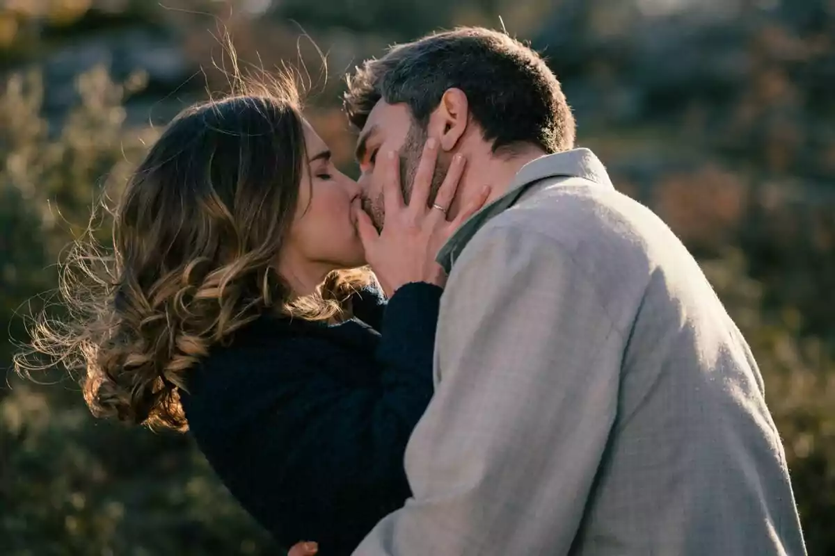 Fotografía de Dani Tatay y Natalia Sánchez besándose en Sueños de Libertad