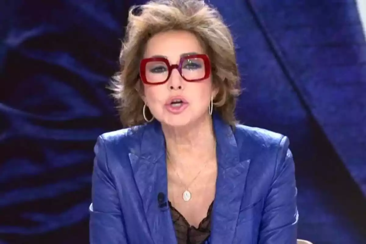 Captura de Ana Rosa Quintana vestida de azul en TardeAR de Telecinco