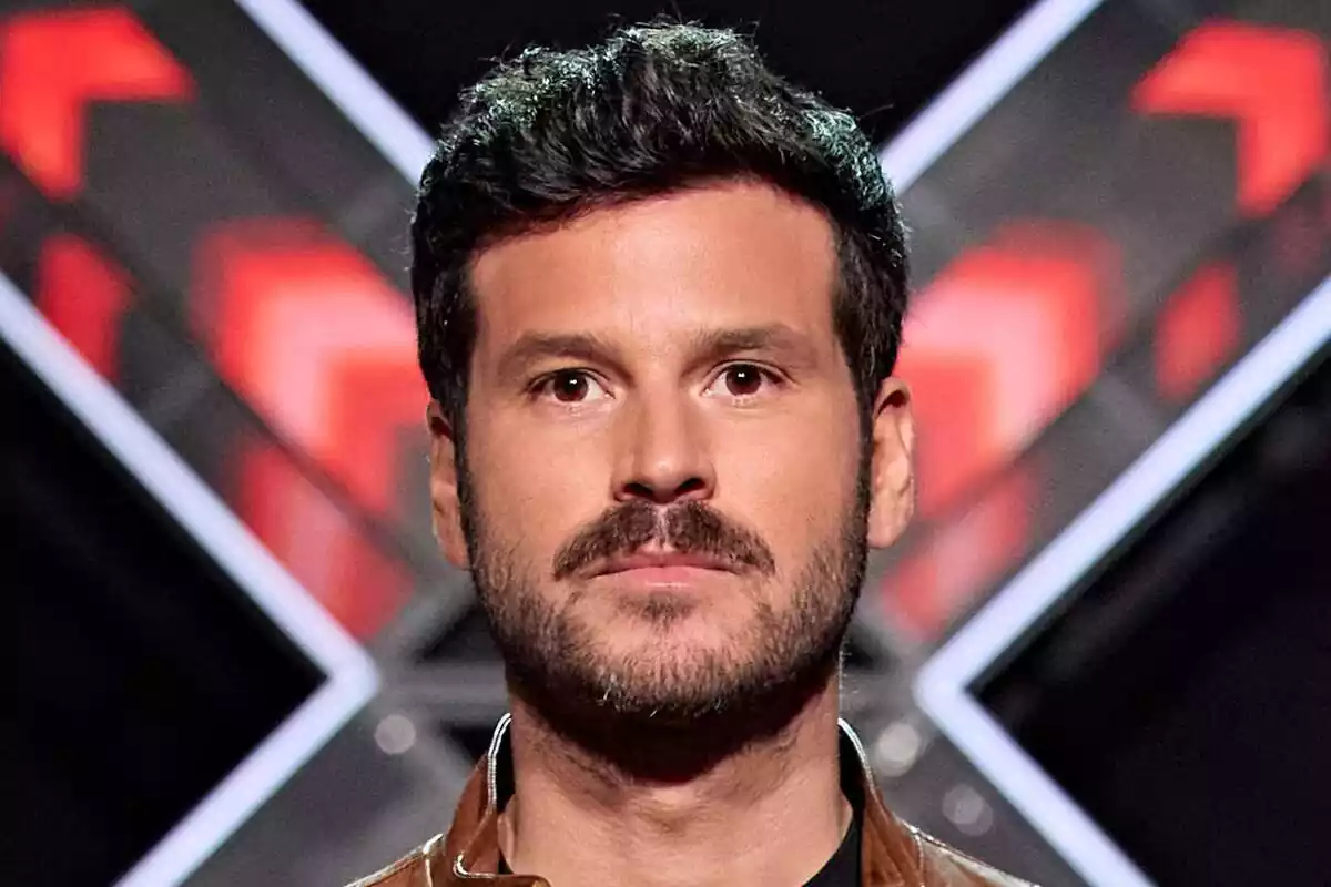 Primer plano de Willy Bárcenas como jurado de Factor X en Telecinco
