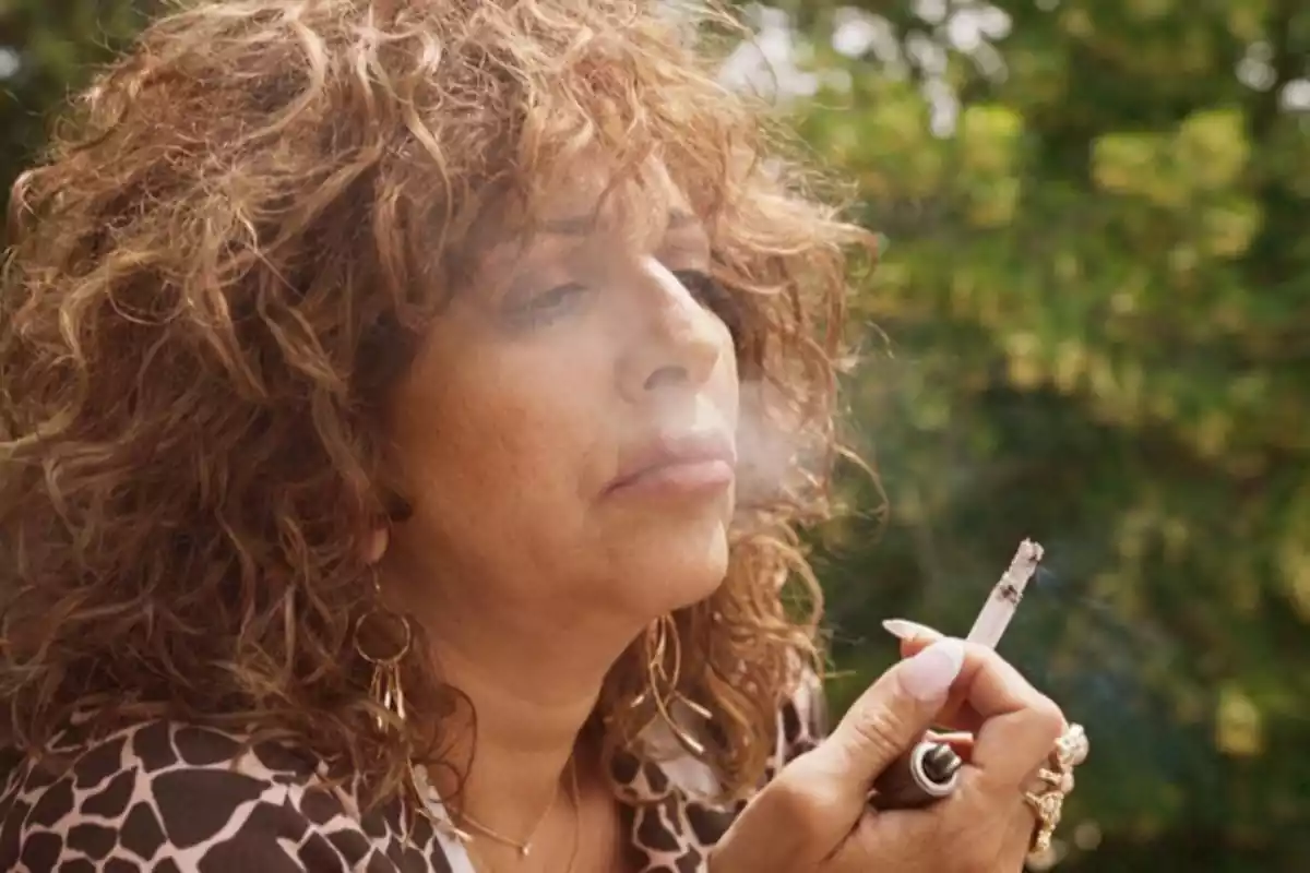 Yolanda Ramos fumando en 'Un nuevo amanecer'